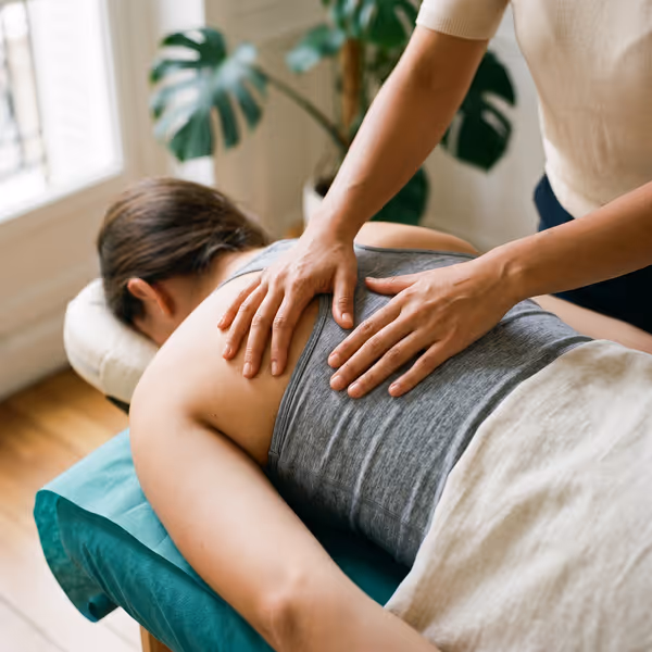 Chiropracteur prodiguant des soins à un patient