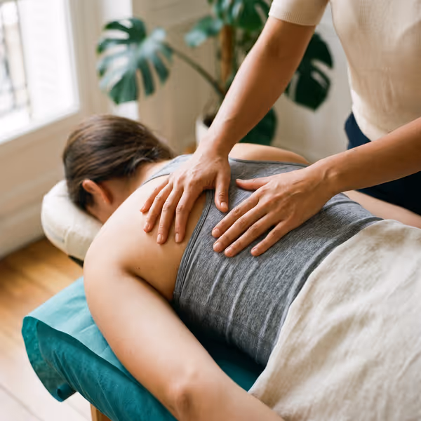 Chiropracteur prodiguant des soins à un patient